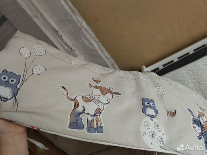 Детская кроватка с маятником