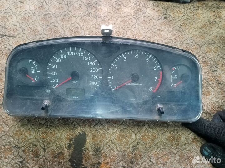 Панель приборов на Тойота Авенсис 02г