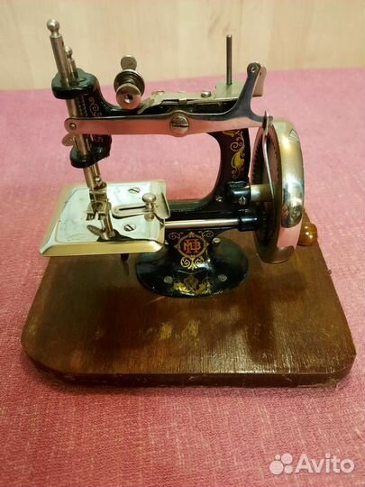 Ручная швейная машинка раннего СССР