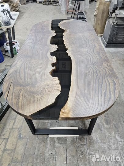 Большой овальный стол из смолы и дерева