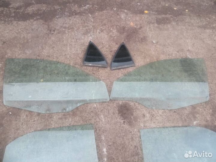 Стекло двери Mitsubishi Carisma рест. 2001