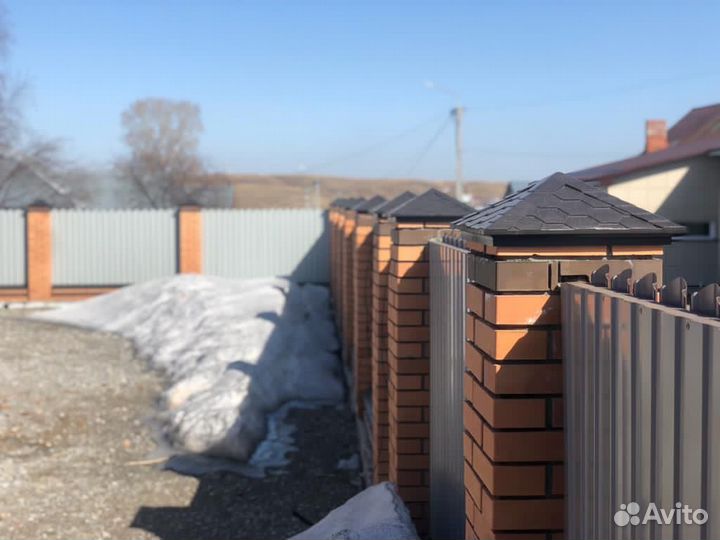 Колпак полимерный для забора из кирпича или блока