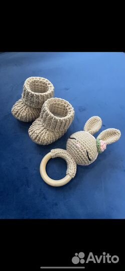 Погремушки и пинетки для малышей