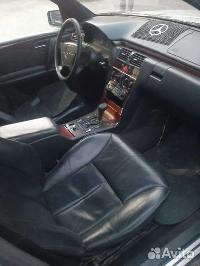 Mercedes-Benz E-класс 2.4 AT, 1997, битый, 100 000 км
