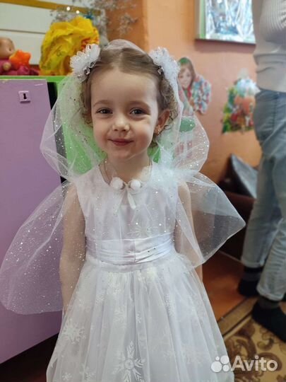 Продаю платье снежинки