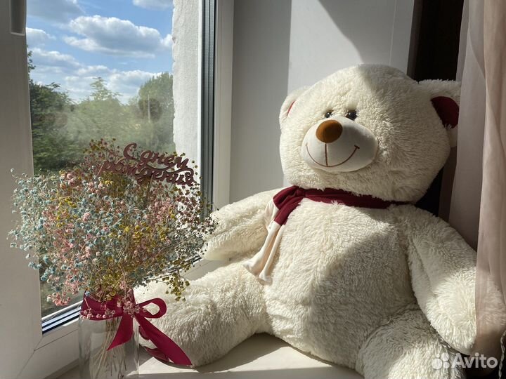 Большой плюшевый медведь