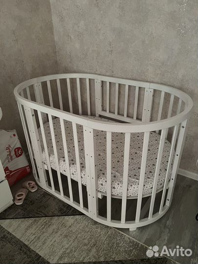 Детская кровать с маятником и матрасом