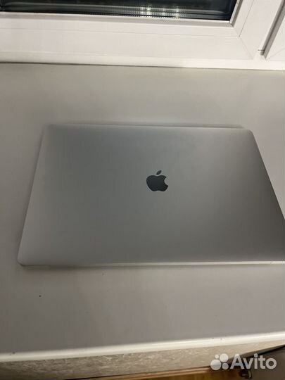 Macbook pro 15 2017 i7 16gb touch bar