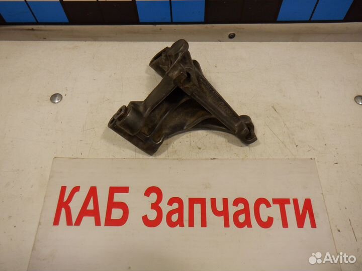 Кронштейн насоса гур VW Golf Passat 2.0i 8V 2E