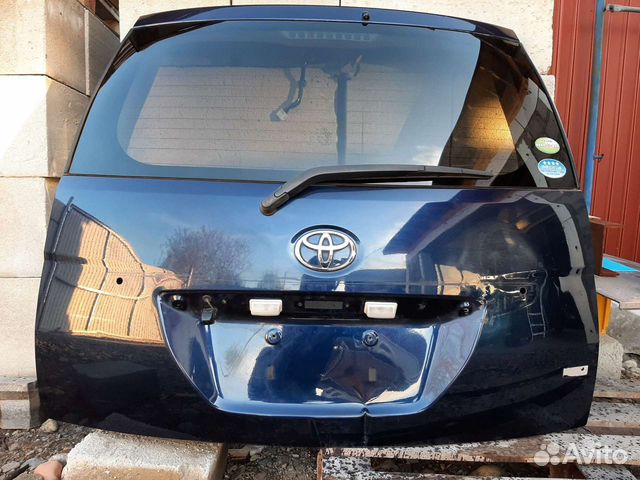 Дверь багажника Toyota Isis