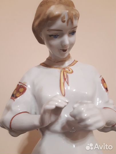 Статуэтка фарфоровая 