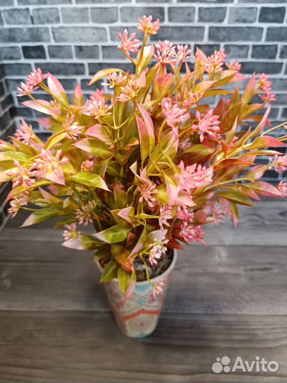 Интерьерная композиция из искусственных цветов