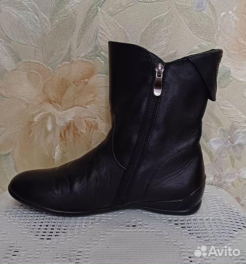 Пакетом ботинкии и сапожки(2 пары) 36-37