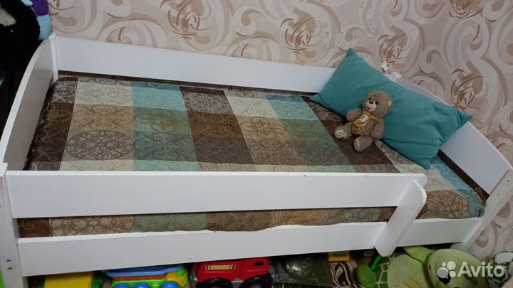 Детская кровать с бортиком и матрасом
