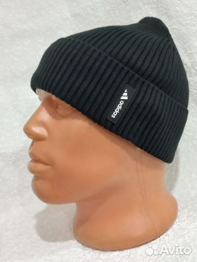 Две шапки с лейблом 