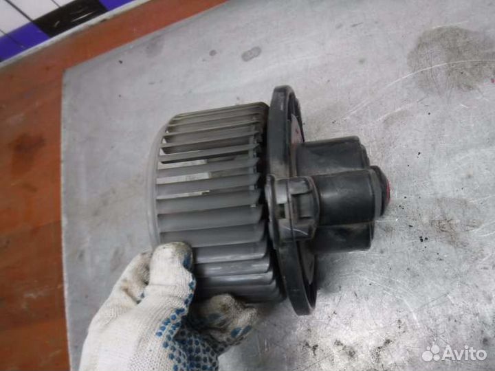 Моторчик отопителя передний Mitsubishi Pajero 3