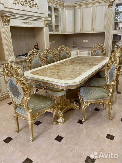 Большой обеденный стол и стулья