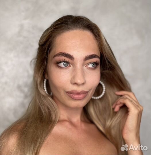 Модель на брови