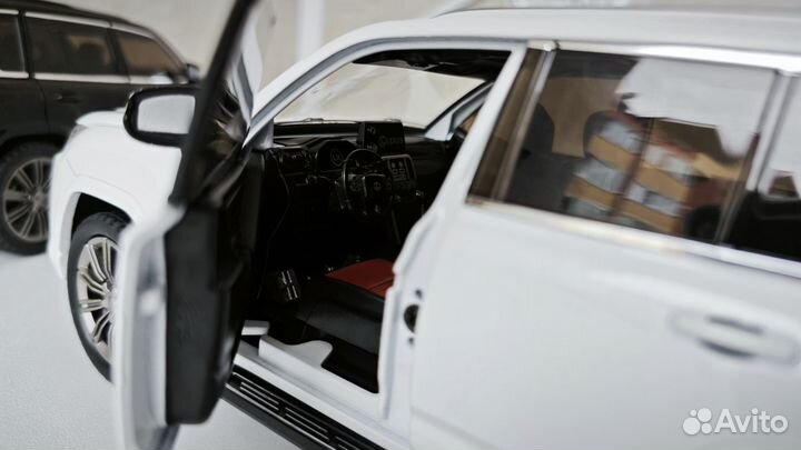 Модель 1:24 Lexus LX600
