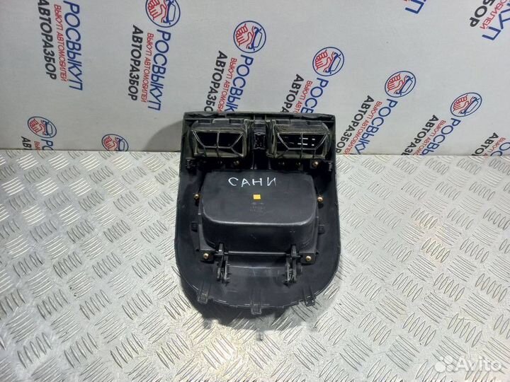 Дефлекторы / ящик центральной консоли Nissan Sunny