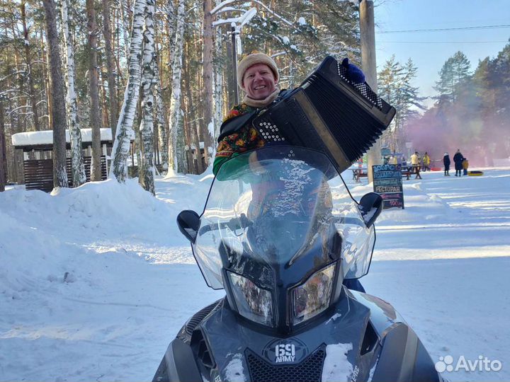 Баянист-диджей с зажигательной поющей ведущей