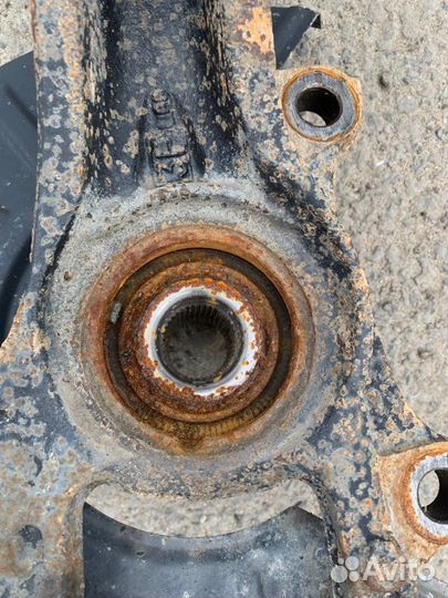 Кулак поворотный со ступицей передний левый