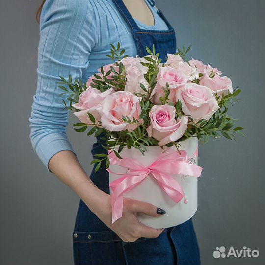 15 розовых роз в шляпной коробке с зеленью, цветы