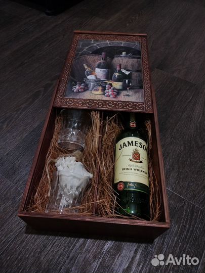 Подарочная деревянная коробка для напитков