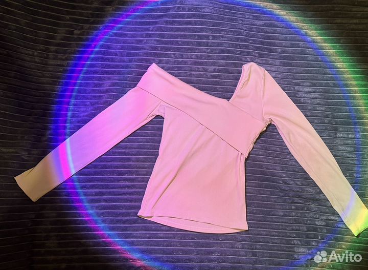 Кофта со спущенным плечом тренд