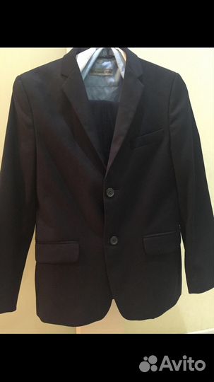 Костюм: пиджак, брюки + 2 рубашки в отл. состоянии