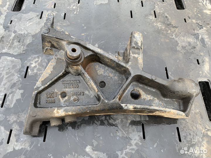 Кронштейн усилителя переднего бампера Scaniа