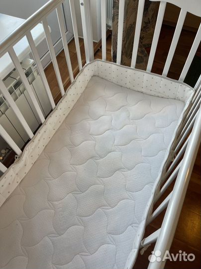 Детская кроватка с маятником и ящиком