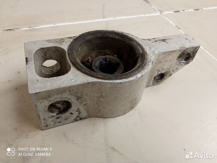 Сайлентблок переднего нижнего рычага Passat B6