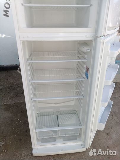 Продаю холодильник индезит