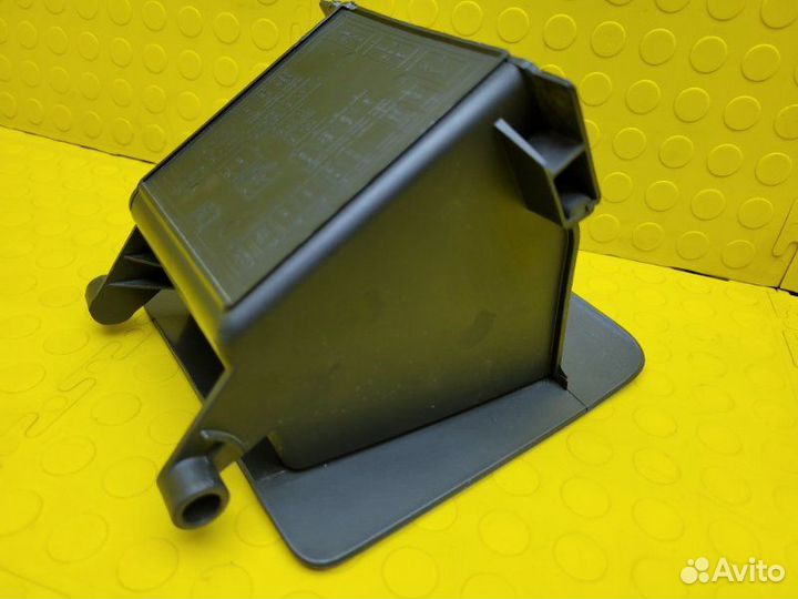 Крышка блока предохранителей, бардачек Chevrolet