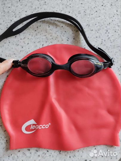 Очки и шапочка для плавания