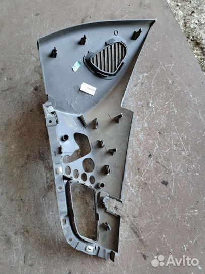 Накладка обшивки передний правый на Mercedes w220