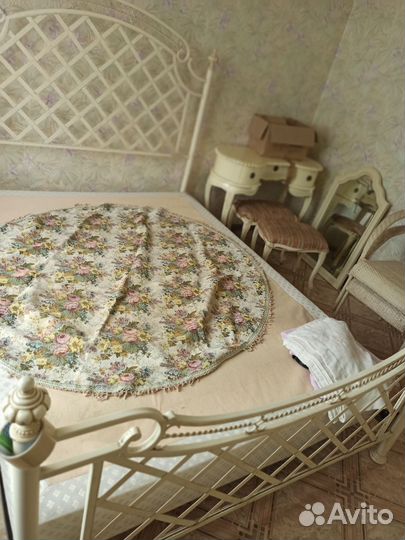 Кровать белого цвета