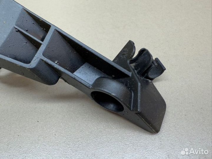 Кронштейн правый Mercedes-Benz E W213 2.0 OM