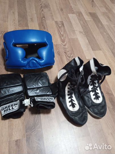 Шлем и перчатки для единоборств