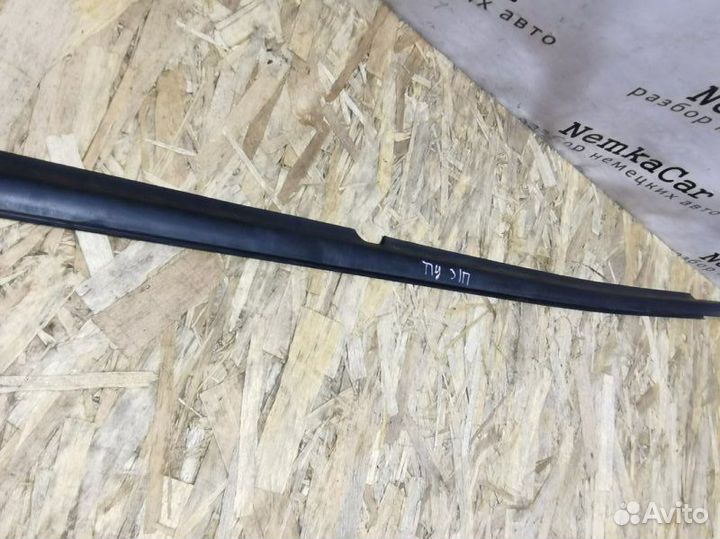 Молдинг стекла задний правый Volkswagen Tiguan 5N1