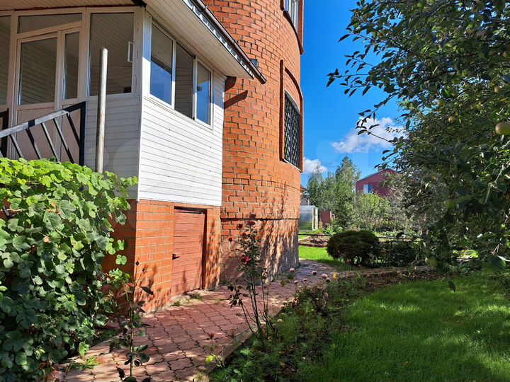 Дом 263,2 м² на участке 10,7 сот.