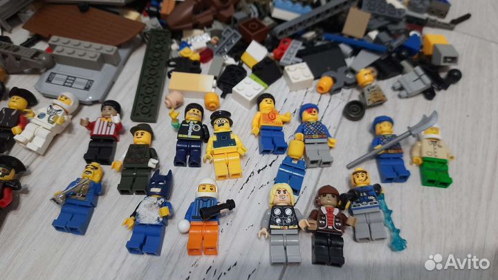 Lego россыпью и человечки