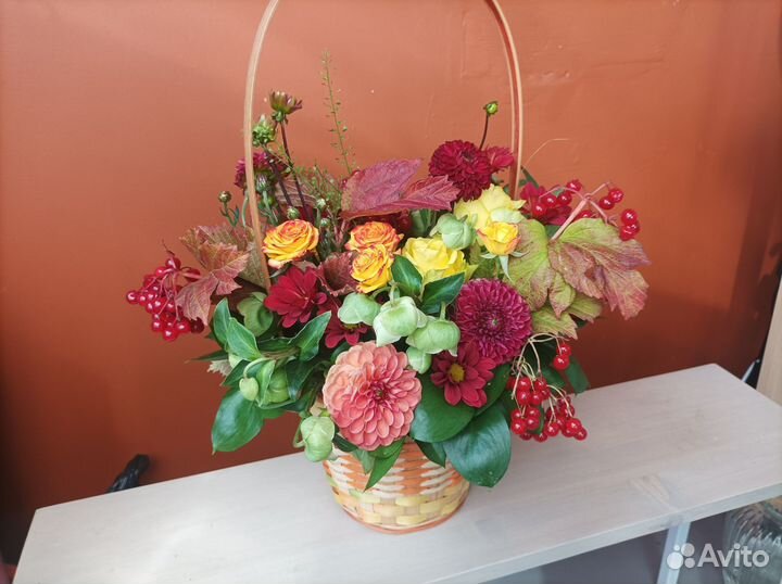 Корзина с цветами осенняя Георгины