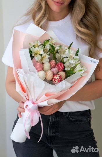 Сладкий букет с клубникой в шоколаде и цветами