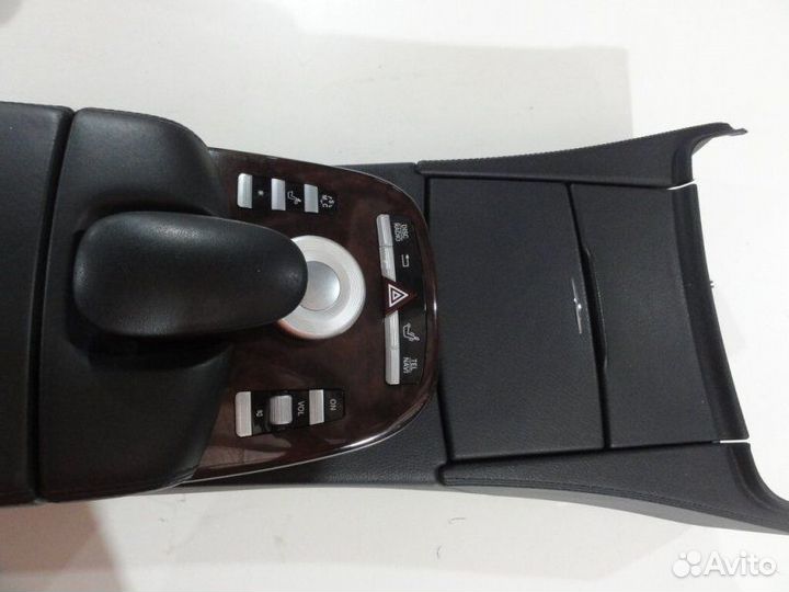 Консоль центральная с подлокотником Mercedes-Benz