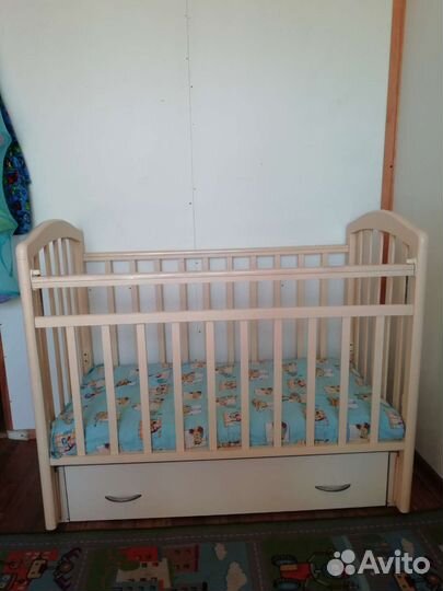 Детская кроватка с маятником и ящиком