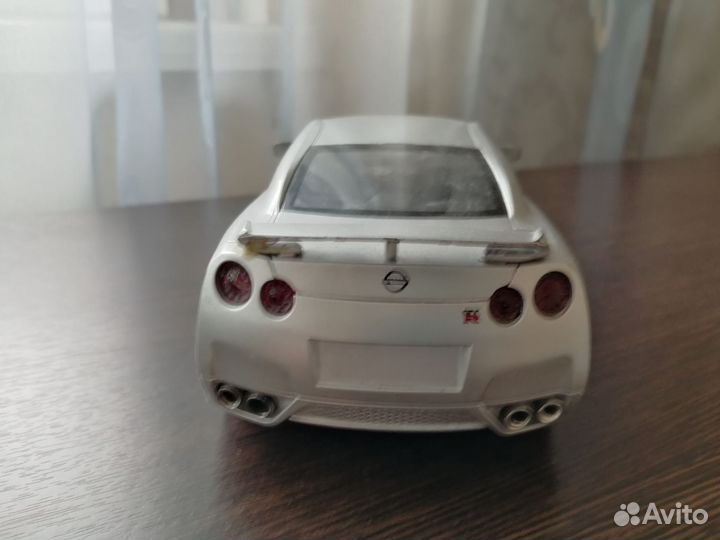 Машина nissan GT-R