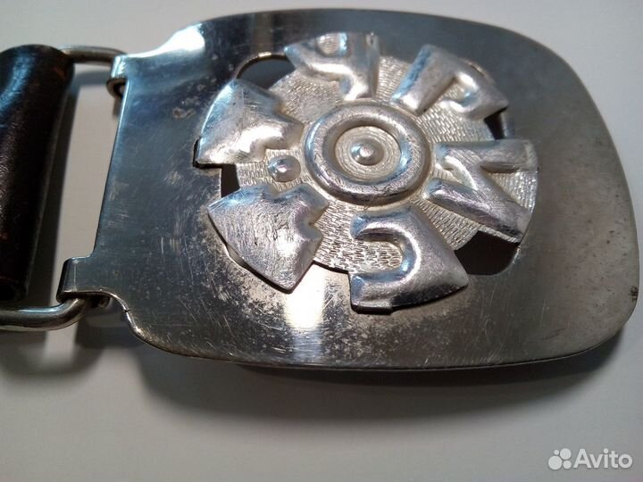 Широкий кожаный ремень 