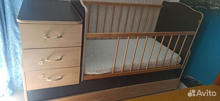 Детская кроватка с маятником и ящиком